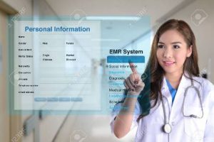 40632677-vrouwelijke-arts-met-behulp-van-elektronisch-medisch-dossier-systeem-om-de-patiënt-informatie-te-zoeke