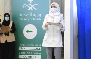 petugas-di-pusat-vaksinasi-covid-19-di-arab-saudi-foto-sau-71