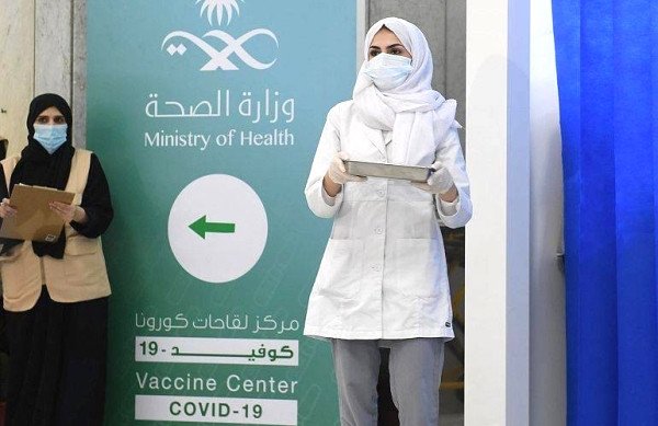 petugas-di-pusat-vaksinasi-covid-19-di-arab-saudi-foto-sau-71