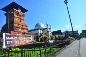 warga-melintas-di-depan-objek-wisata-religi-masjid-menara_210529133128-834