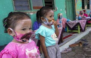 Dua orang anak menggunakan masker saat mengikuti  kegiatan pos pelayanan terpadu (posyandu) di Posyandu Mekar Sari, Karangasem Selatan, Kabupaten Batang, Jawa Tengah, Sabtu (15/8/2020).