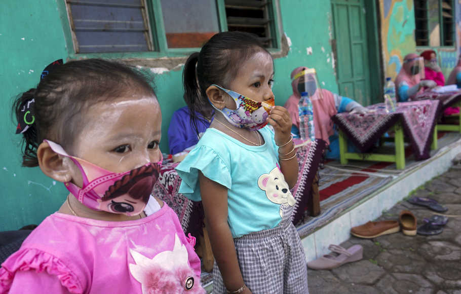 Dua orang anak menggunakan masker saat mengikuti kegiatan pos pelayanan terpadu (posyandu) di Posyandu Mekar Sari, Karangasem Selatan, Kabupaten Batang, Jawa Tengah, Sabtu (15/8/2020).