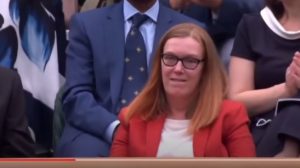25004-profesor-sarah-gilbert-mendapat-standing-applause-dalam-pertandingan-di-wimbledon