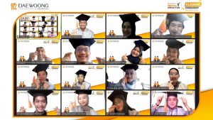 [Foto 1] Para finalis Daewoong Social Impactor (DSI) secara simbolis memakai toga bersama sebagai tanda kelulusan di acara penutupan program DSI, yang dilaksanakan secara virtual, Selasa (24-08). (1)