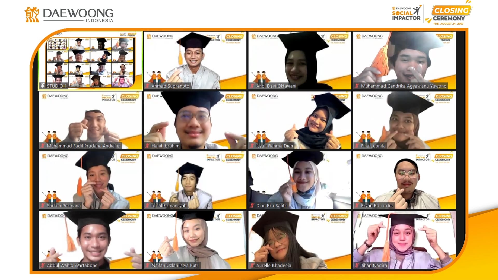 [Foto 1] Para finalis Daewoong Social Impactor (DSI) secara simbolis memakai toga bersama sebagai tanda kelulusan di acara penutupan program DSI, yang dilaksanakan secara virtual, Selasa (24-08). (1)