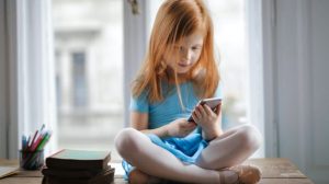 25914-ilustrasi-anak-bermain-gadget-pexelsandrea-piacquadio