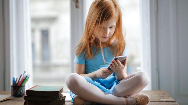 25914-ilustrasi-anak-bermain-gadget-pexelsandrea-piacquadio