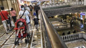 Sejumlah pengunjung berjalan di Mal Grand Indonesia, Jakarta, Jumat (14/5/2021).