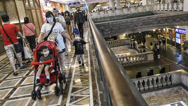 Sejumlah pengunjung berjalan di Mal Grand Indonesia, Jakarta, Jumat (14/5/2021).