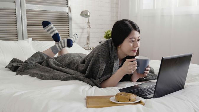023347200_1596534107-Ilustrasi-ibu-Menyusui-sedang-Nonton-Drama-Korea-shutterstock_1365730487