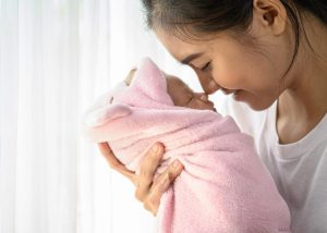 newborn-baby-sleeping-hands-mother-nose-collided-750x536