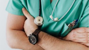 73136-ilustrasi-dokter-rekomendasi-pengganti-obat-sirup-untuk-anak-karolina-grabowskapexels