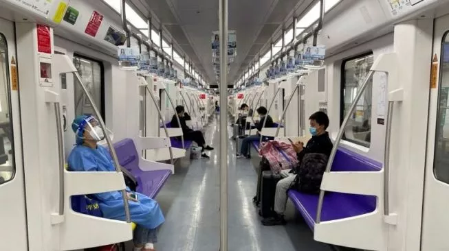 47160-suasana-di-dalam-kereta-metro-di-tengah-pandemi-covid-19-di-shanghai-china