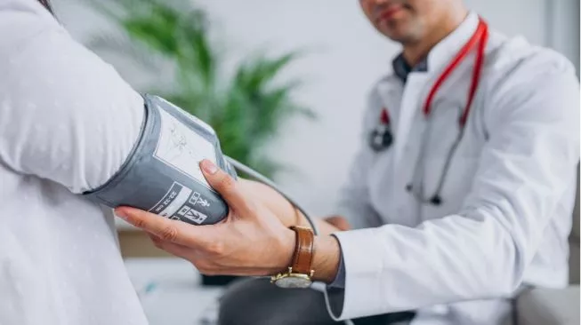 44575-ilustrasi-dokter-freepiksenivpetro