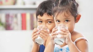 35326-anak-minum-susu (1)