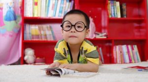 59216-ilustrasi-anak-kecil-pakai-kacamata-pixabay