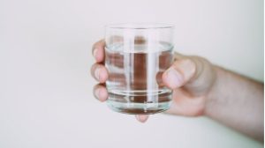 72870-ilustrasi-air-minum-yang-sehat-pexelslisafotios