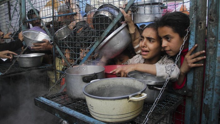 kasihan-anak-anak-gaza-berdesakan-minta-makan-untuk-buka-puasa-2_169