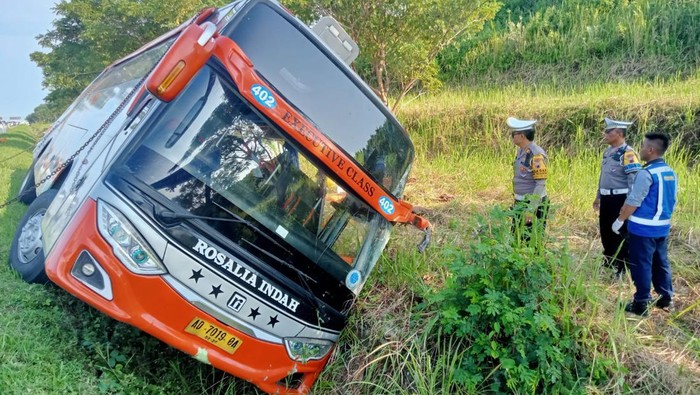 kecelakaan-bus-di-tol-weleri-kamis-114-dok-istimewa_169