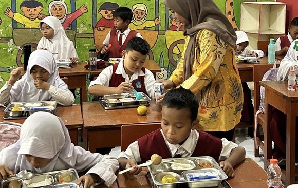 sd-dan-paud-di-jaktim-dapat-susu-di-hari-keempat-program-mbg_169