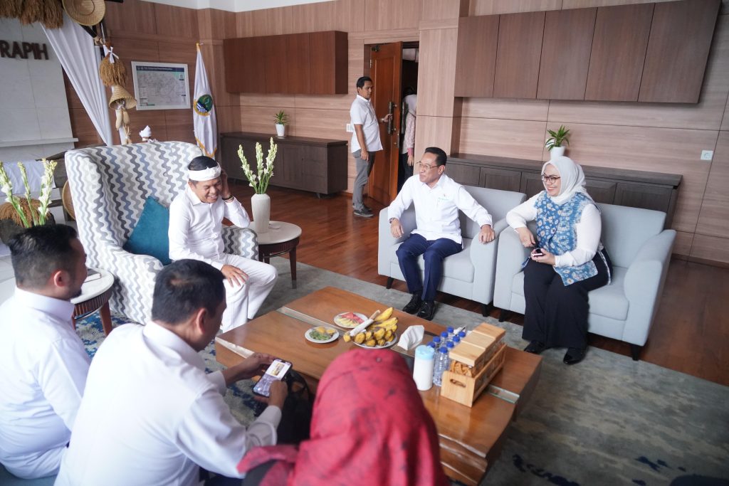 17633043566919e3a493c0b3.08278482